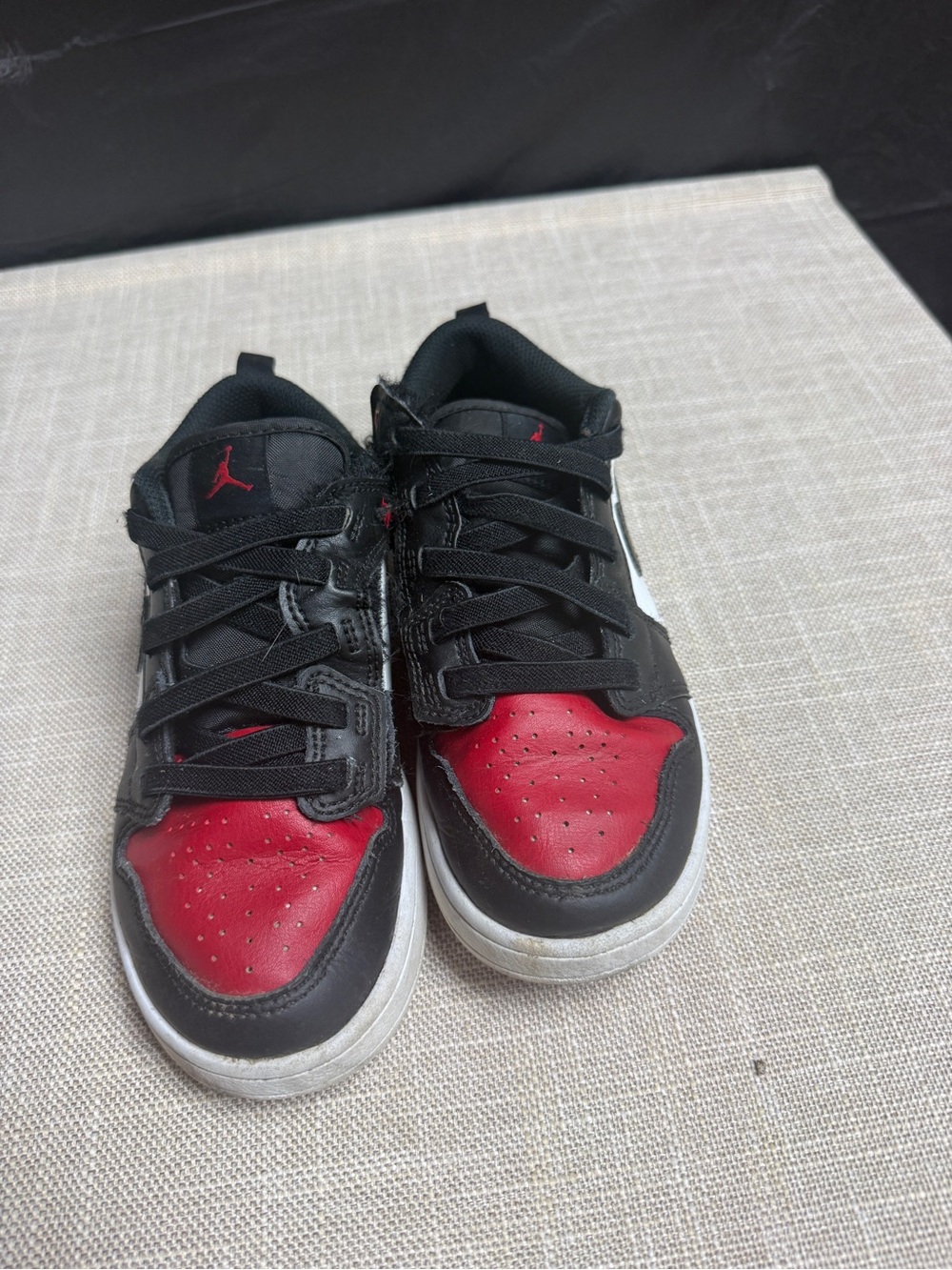 Nike Kids Black/White/Red Low-Top Sneakers